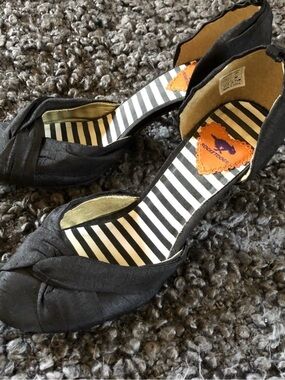 ROCKET DOG ~ Pump Heel ~  Twisted Front ~ Black Raw Silk Look ~ Size 7.5